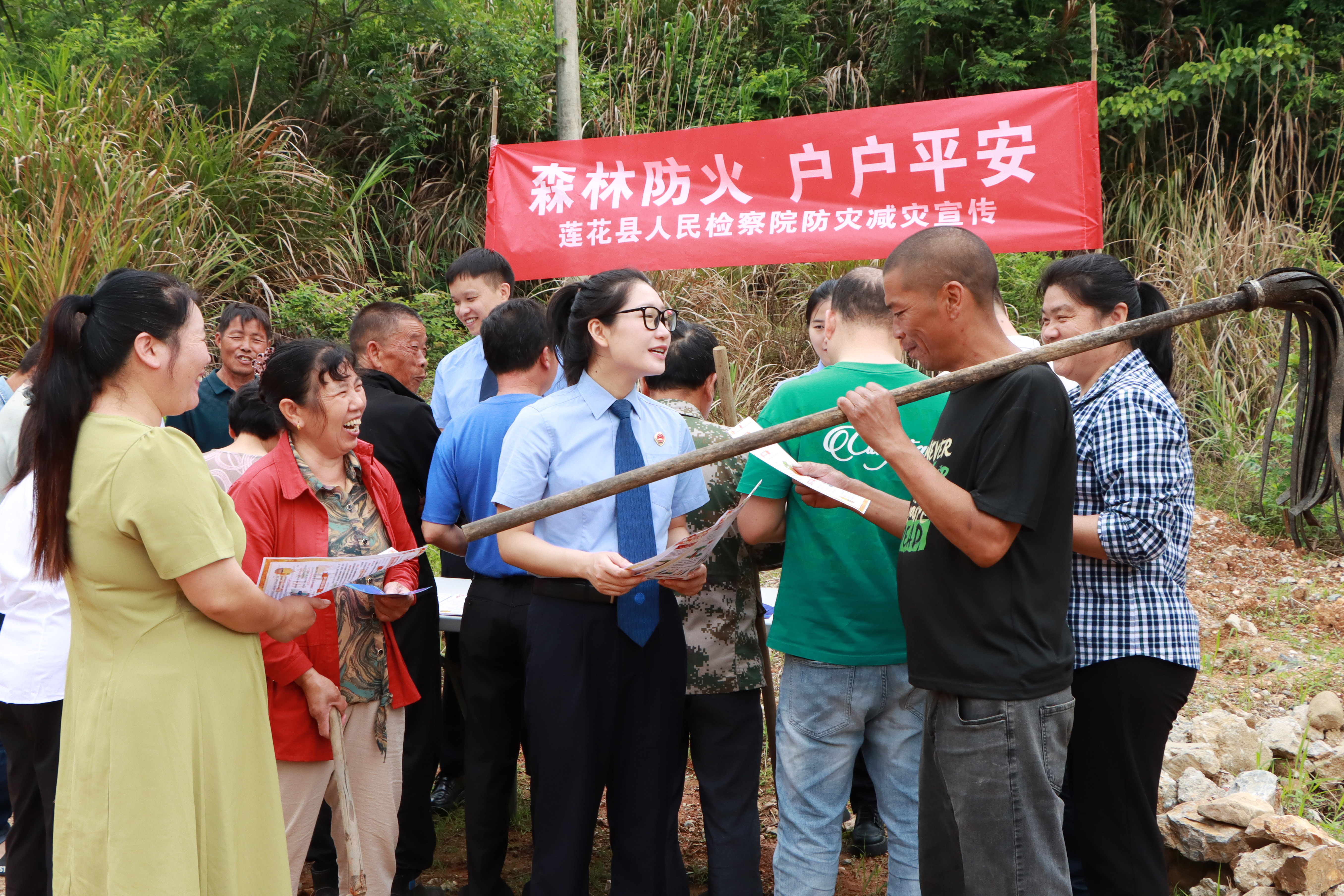 “送法进乡村”向村民宣传防灾减灾知识.jpg